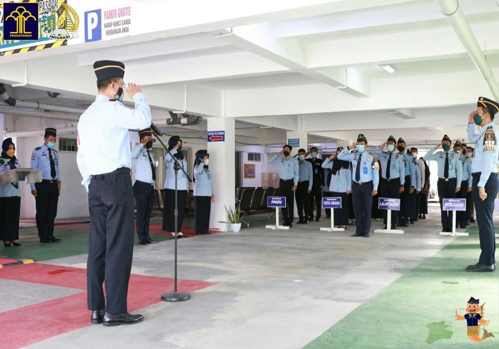 UPACARA PENYEMATAN TANDA KENAIKAN PANGKAT DAN PENYERAHAN SATYA LENCANA 20 TAHUN